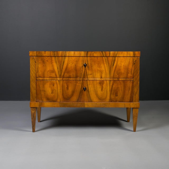 Biedermeier Chest of Drawers, Germany, 19th Century | Walnut Veneer, Shellac French Polish This elegant Biedermeier chest...