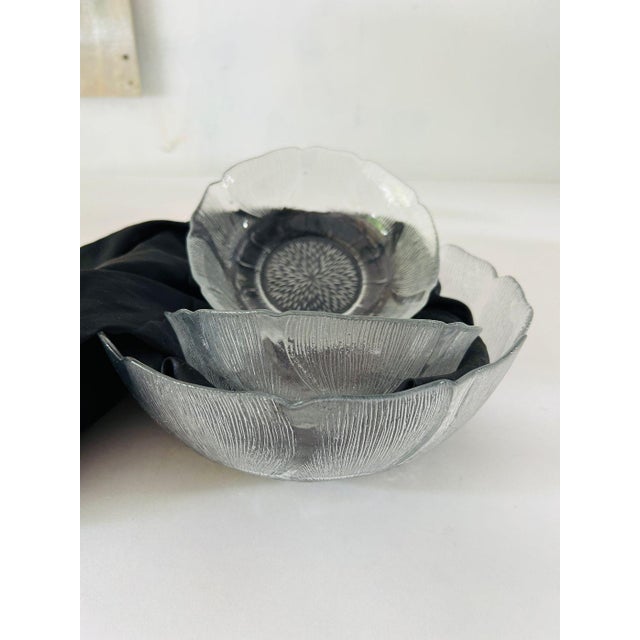 Mid-Century Modern Vintage Arcoroc Fleur Salad Serving Bowl & 2 Small Bowls Clear Glass Leaf Design - Set of 3 For Sale - Image 3 of 3