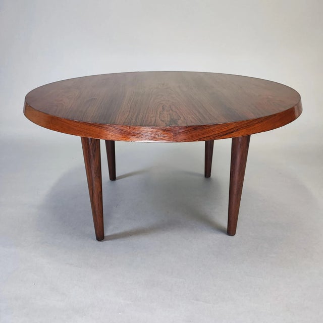 Large round coffee table, Danish design from the 1960s, branded CFC SILKEBORG. Veneered top and solid wood legs. Excellent...