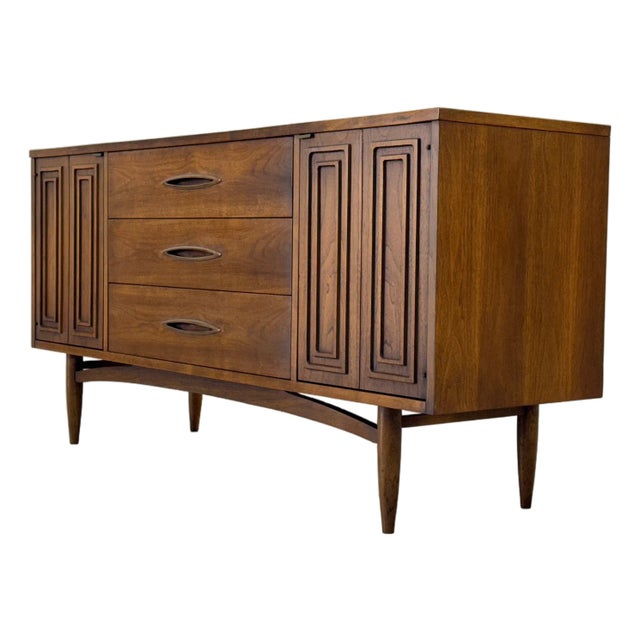 Broyhill Sculptra Mid-Century Modern Walnut Credenza Lower Height / Tv Stand For Sale