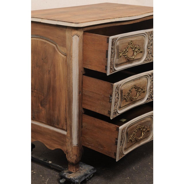 French Louis XV Finely Carved Commode, 1750 For Sale In Atlanta - Image 6 of 13