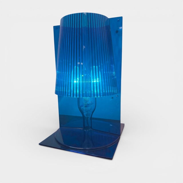 Italian table lamp made of transparent polycarbonate in a vibrant blue tone. An iconic Kartell design combining a classic...