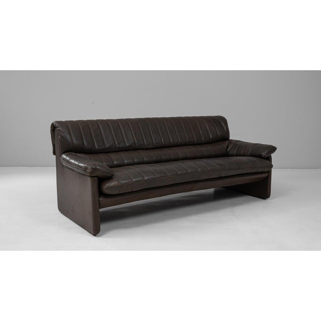 This piece is a 1960s Swiss Leather Sofa DS-86 by De Sede, a celebrated example of mid-century Swiss design. Upholstered...