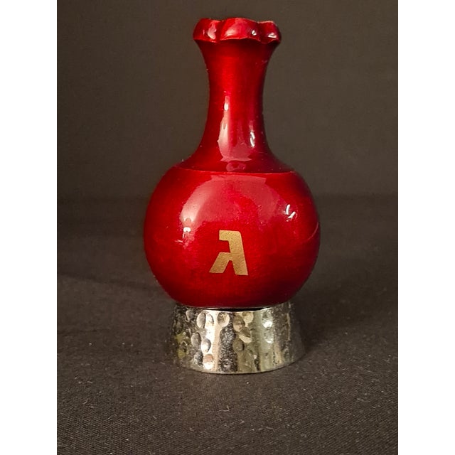 Contemporary 1990s Modern Enamel Pomegranate Dreidel Sevivon Solid Metal Gilt Hebrew Letters Base Stand For Sale - Image 3 of 14