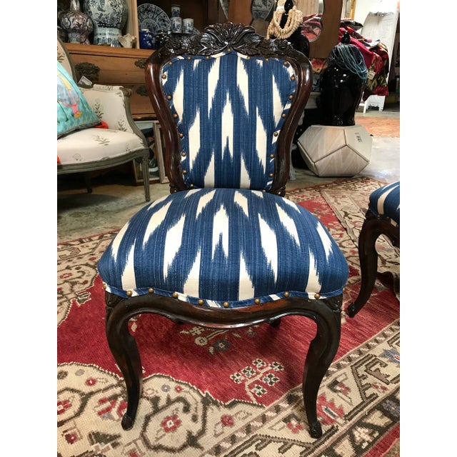 The rich darks of the wood frame make for a fair balance between the contrasts in the Ikat fabric. Classically tasted,...