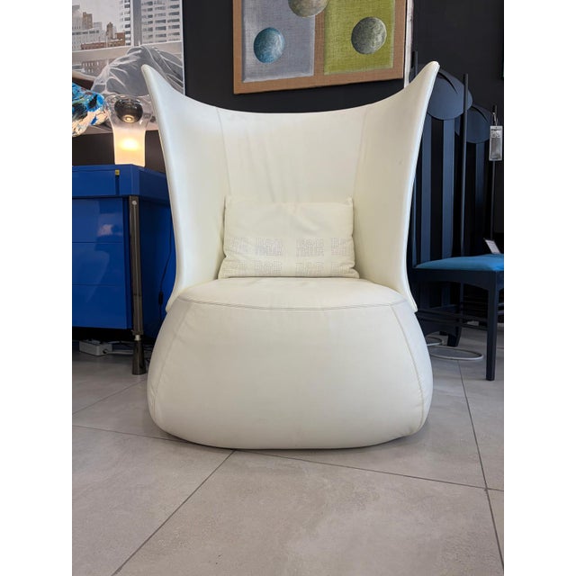 This refined armchair is part of the celebrated "Fat Sofa" series designed by Patricia Urquiola for B&B Italia. It's the...