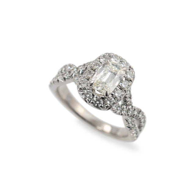 Modern 18k White Gold Gia 1.01ct Cushion Cut Diamond Crossover Shank Engagement Ring For Sale - Image 3 of 12