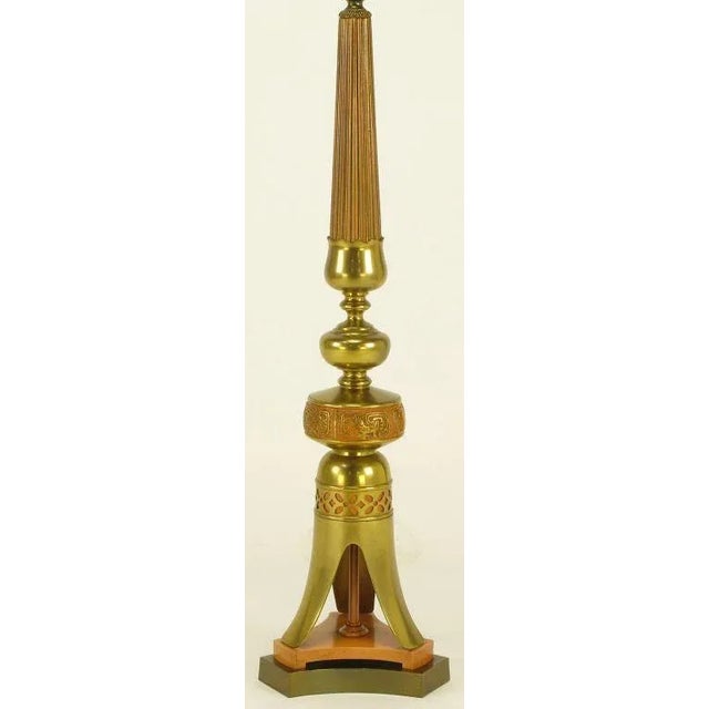 Mid-Century Modern Japanese Fluted Wood & Brass Reverse Trefoil Base Table Lamp For Sale - Image 3 of 9