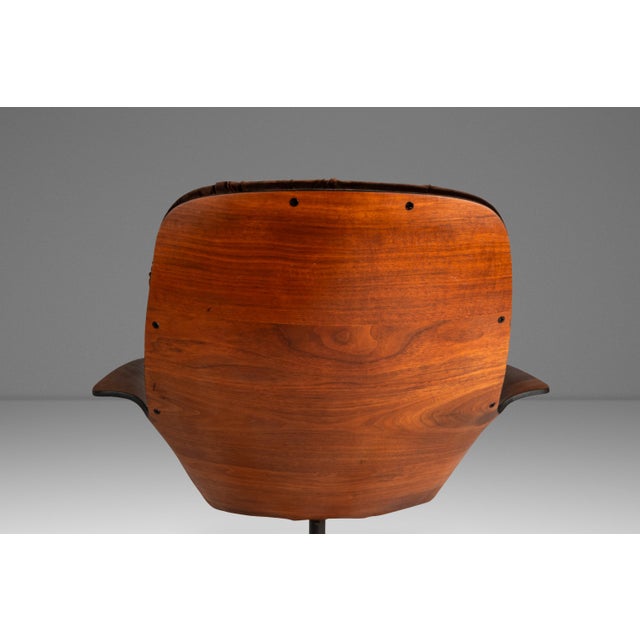 Brown Rare Mid-Century Modern "Mrs." Lounge Chair in Walnut & Original Vinyl Attributed to George Mulhauser for Plycraft, Usa, C. 1960s For Sale - Image 8 of 18