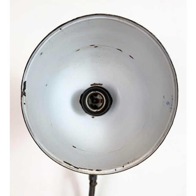 Industrial Grey Enamel Workshop Table Lamp from Siemens, 1950s For Sale - Image 14 of 18