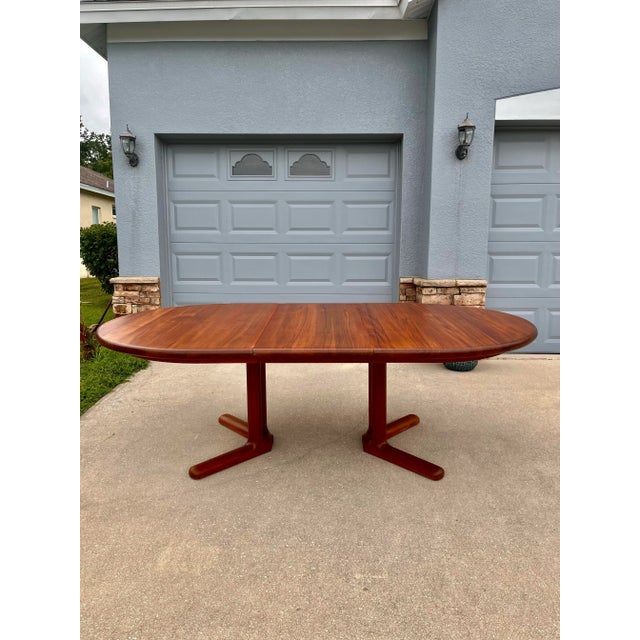 Mid Century Modern Extendable Rounded Dining Table With Pedestal Style