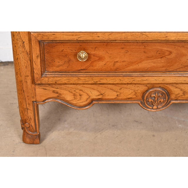 Heritage French Provincial Louis XV Carved Walnut Commode or Nightstand, Circa 1960s For Sale - Image 10 of 13