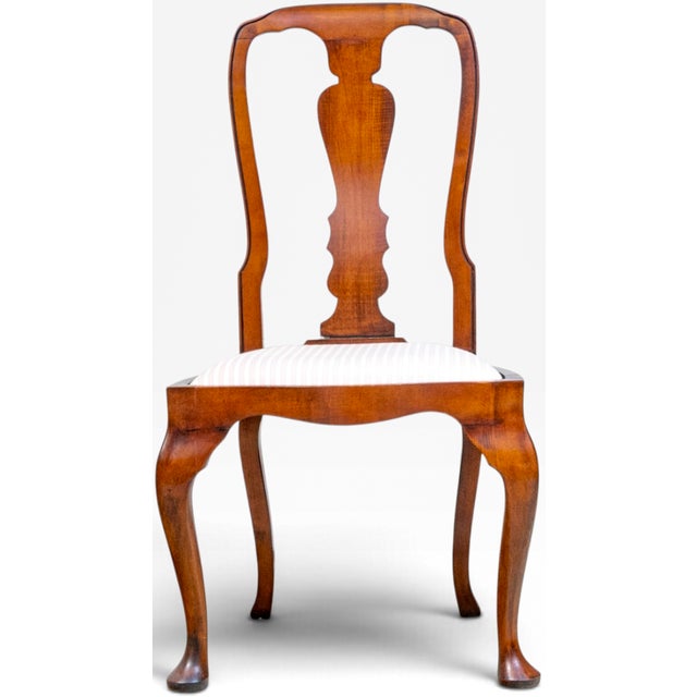Queen Anne Style Carved Mahogany Vasiform Splat Side Chair An elegant Queen Anne-style side chair, masterfully crafted...