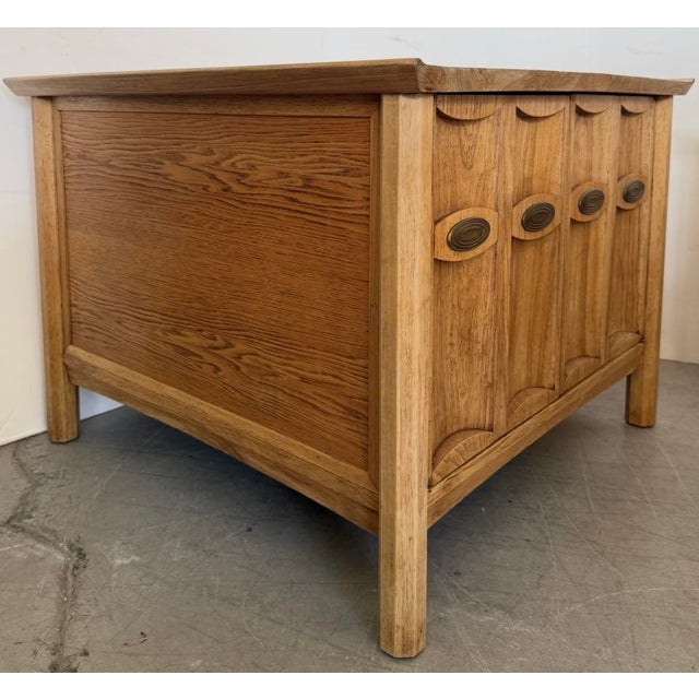 Pair of Midcentury Modern Sculpted Walnut Side Tables/Nightstands by Heritage For Sale In Miami - Image 6 of 12