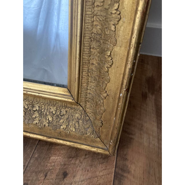 Victorian Gilt Wall Mirror with Frame Decorated with Moulded Gold Foliate Patterns, 1890s For Sale - Image 12 of 13