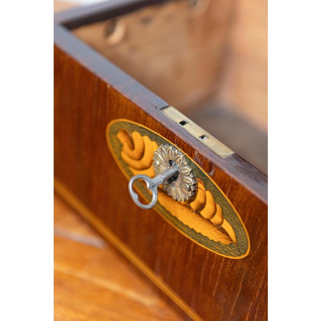 Danish 1840s Mahogany Box with Ash Shell Marquetry, Banding and Lateral Handles For Sale In Atlanta - Image 6 of 10