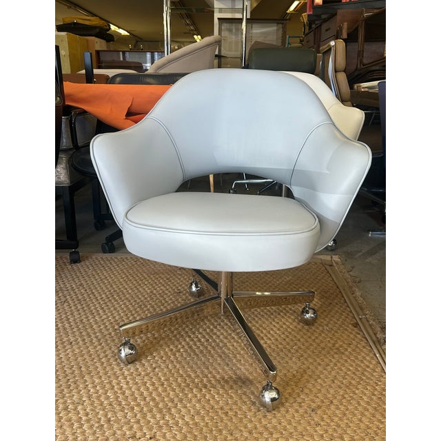 Saarinen Exec Armchair in Powder Sky Blue Leather on Polished Nickel Swivel Base For Sale In New York - Image 6 of 6