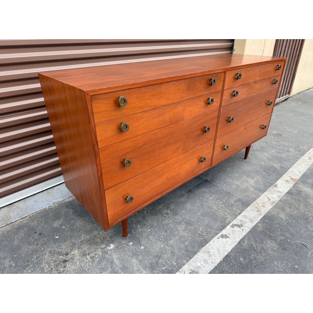 1950s Vintage 8 Drawer Walnut Dresser by Greta Grossman for Glenn of California For Sale - Image 5 of 6