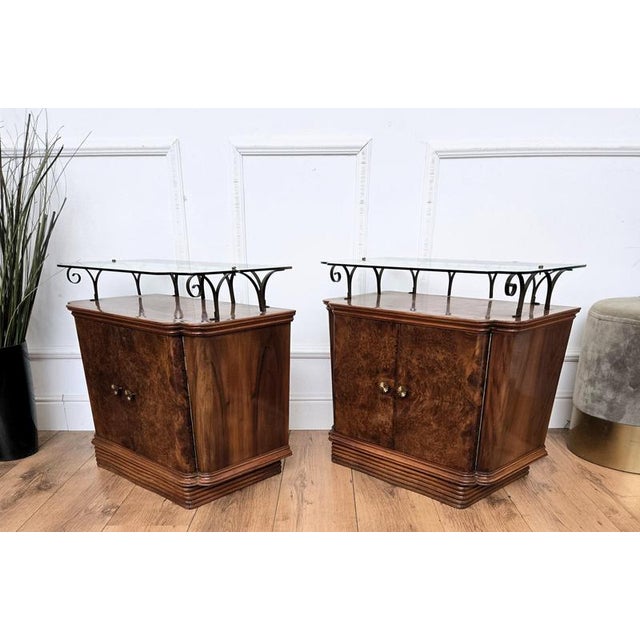 Mid-Century Italian Art Deco Style Walnut Bedside Tables with Glass Tops, 1950s, Set of 2 For Sale - Image 9 of 10