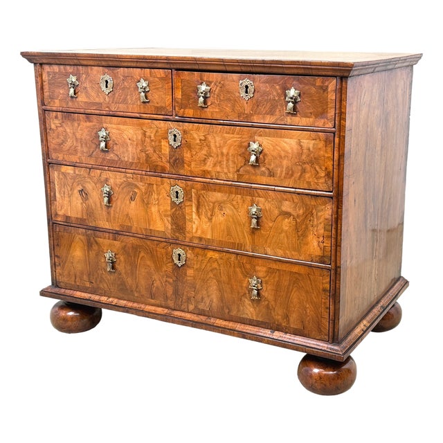 Queen Anne Walnut Chest of Drawers, 1710s For Sale