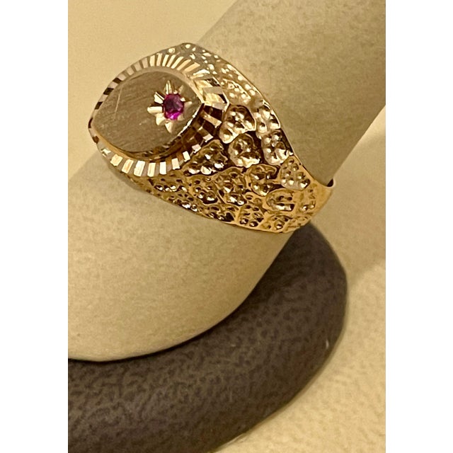 Gold and Ruby 14 Karat Yellow Gold Ring Vintage Unisex For Sale - Image 12 of 18