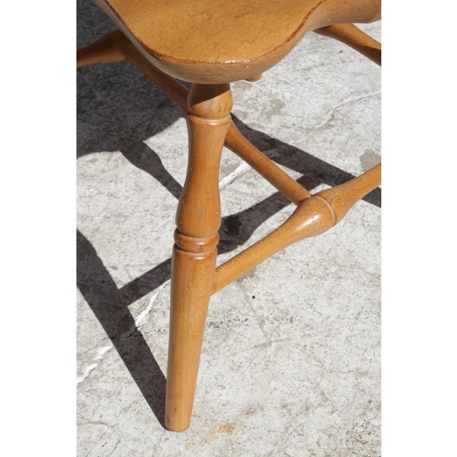 Late 20th Century Amish Continuous Arm Windsor Chair in Maple. For Sale - Image 10 of 10