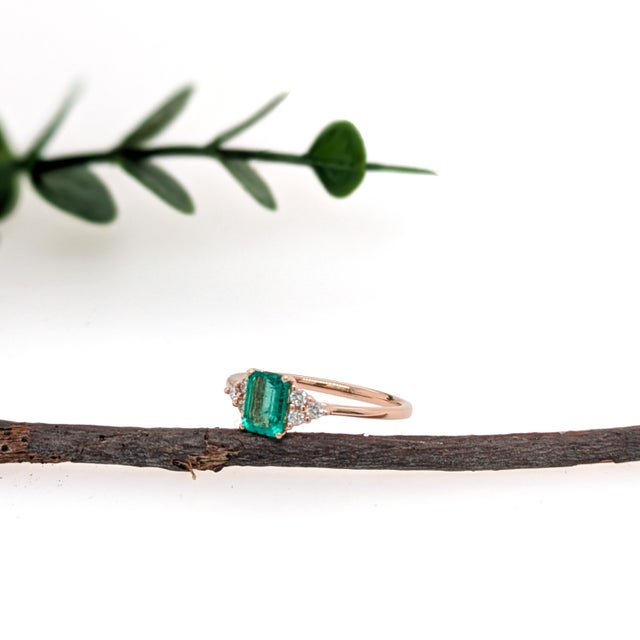 Fine Ethiopian Emerald Ring With Natural Diamond Accents in 14k Gold | Em 6x4mm For Sale - Image 4 of 6