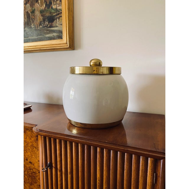 Hollywood Regency White Ceramic Bucket, Italy, Ca. 1970 For Sale - Image 4 of 13