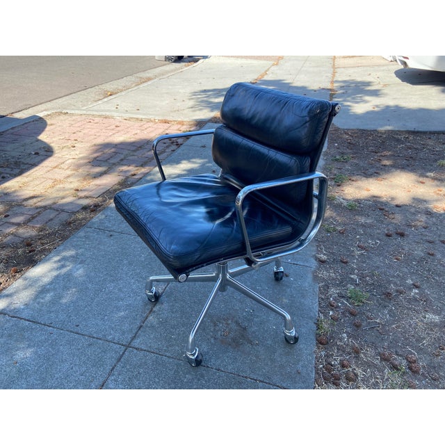 Mid-Century Modern Vintage Soft Pad Management Aluminum Leather Desk Chair Attributed to Herman Miller For Sale - Image 3 of 12