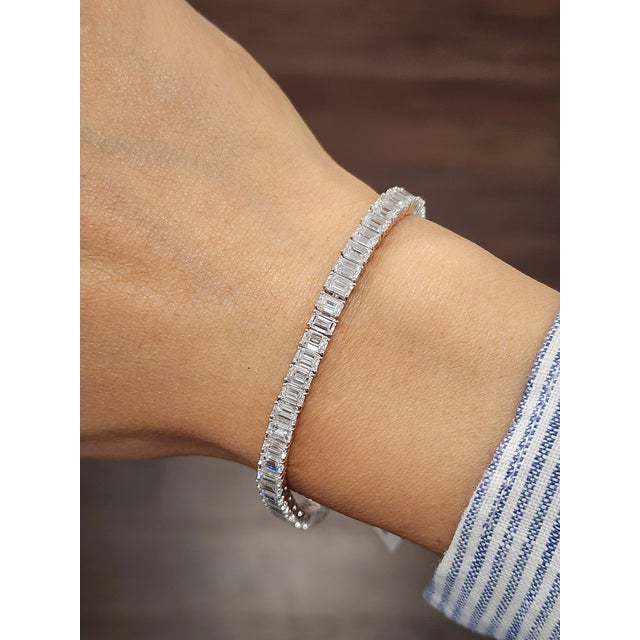 Modern 11.30 Ct Emerald Cut Diamond Tennis Bracelet For Sale - Image 3 of 8