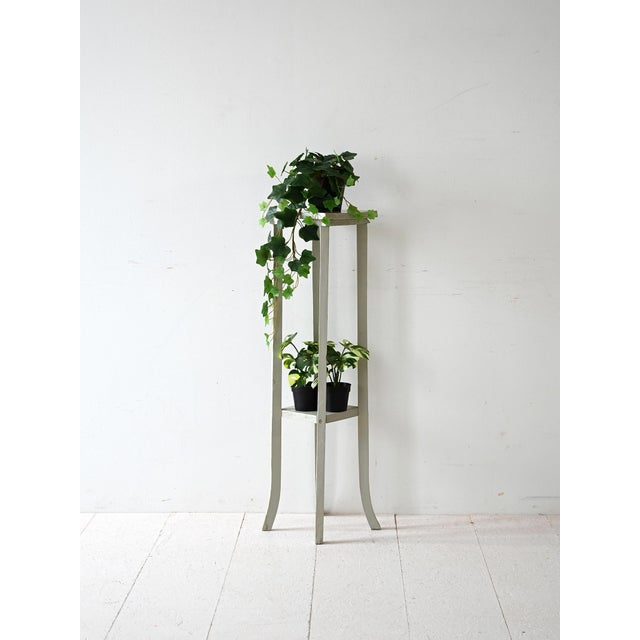 Elegant painted wooden pedestal, with slender and refined lines, ideal for plants or decorative objects. The light and...