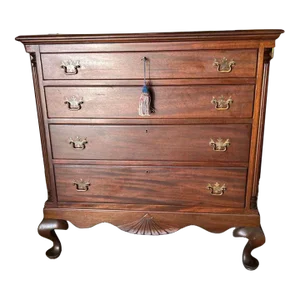 Vintage Queen Anne Style Mahogany Chest of Drawers.