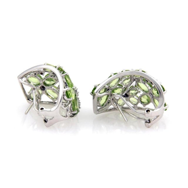 Contemporary Mid 20th Century Pair of Peridot & Diamonds 14k White Gold Wide Semi Hoop Earrings For Sale - Image 3 of 5