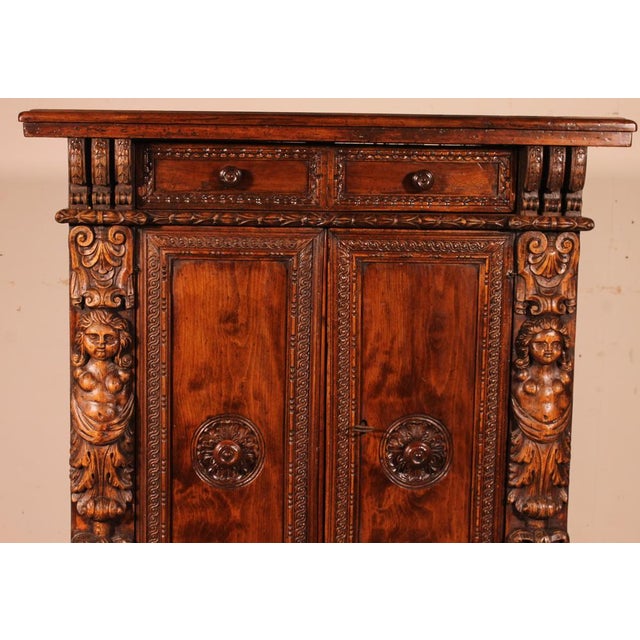 Italian buffet in walnut and fruitwood from the 17th century opening with two doors and which has a drawer Very beautiful...