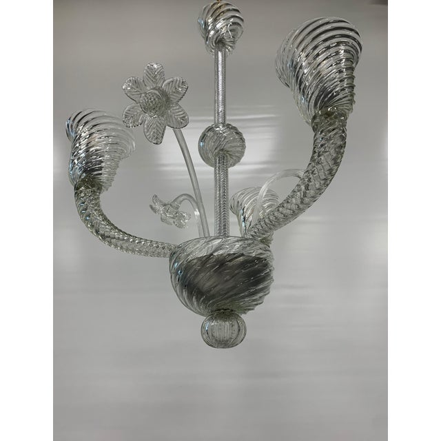 A fantastic italian chandelier from the 1960s, attributed to the seguso v.a. Company. This elegant and harmonious clear...