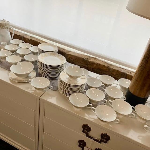 White 1960s Bjorn Wiinblad for Rosenthal - Expansive "Idyll Gold" Dinner Service - 139 pieces For Sale - Image 8 of 13