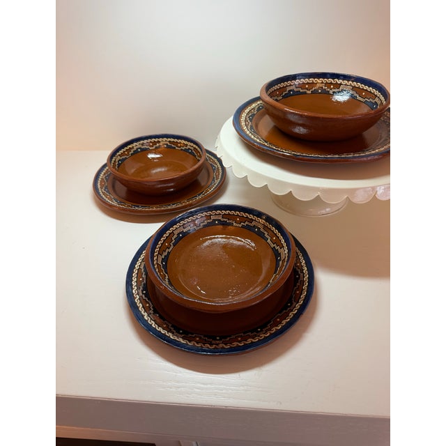 1988 Mexican Studio Pottery Dinnerware Set by Day Allen – Hand-Painted Terracotta Plates & Bowls Set of 3 For Sale - Image 9 of 12