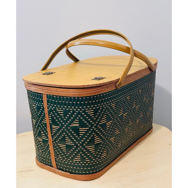 American 1970s American Woven Green Wicker Weave Picnic Basket For Sale - Image 3 of 9