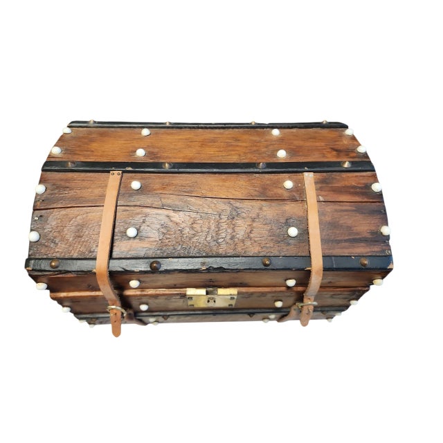 Fine example of mid to late 1800s Jenny Lind style Saratoga carriage trunk in excellent condition. Lined interior with an...
