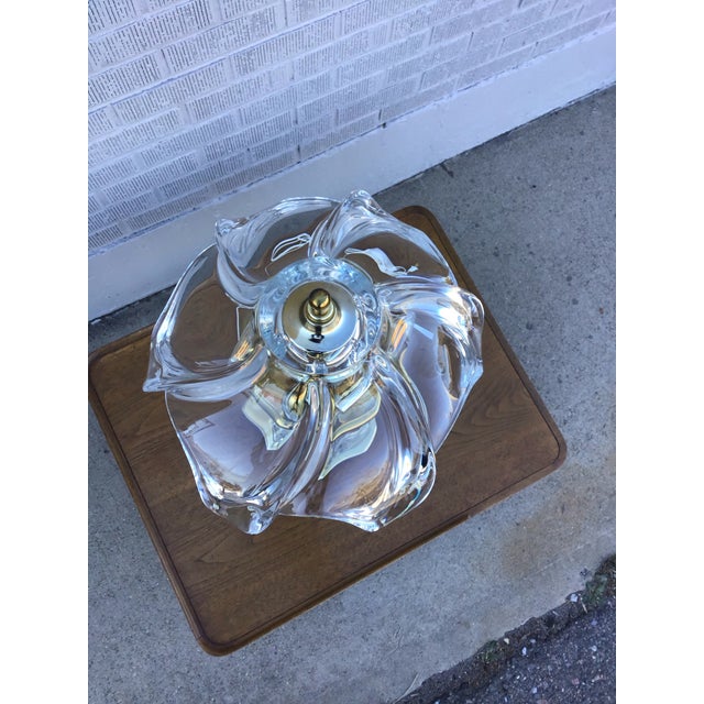 1970s Art Deco Table Lamp by Cofrac Art Verrier, Clear Crystal & Brass, France, 1970s For Sale - Image 5 of 12