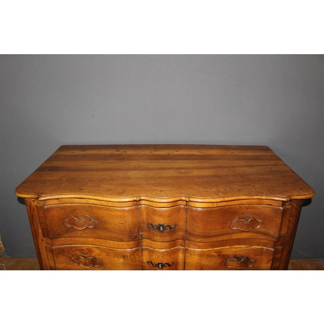 Antique Walnut Crossbow-Shaped Commode, 1750 For Sale - Image 10 of 17