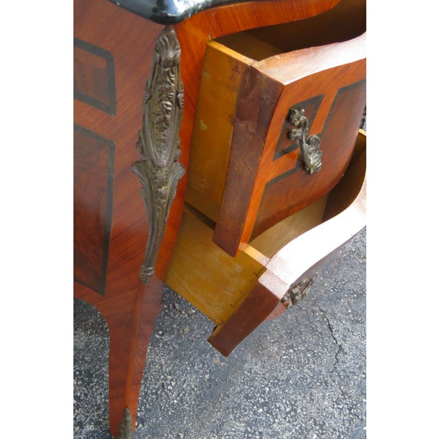 Late 20th Century French Marble Top Bombay Serpentine Inlay Commodes Nightstands a Pair For Sale - Image 5 of 12