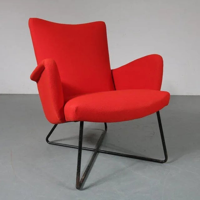 A beautiful lounge chair in the style of Grete Jalk, manufactured in Denmark around 1950. The piece rests on a black...