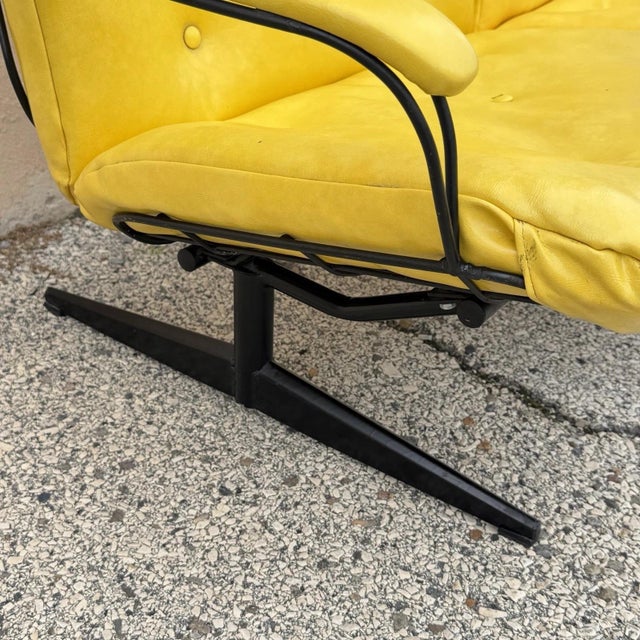 Vintage Homecrest Mid Century Modern Wire Metal Sofa W/ Yellow Vinyl Cushions For Sale - Image 9 of 18