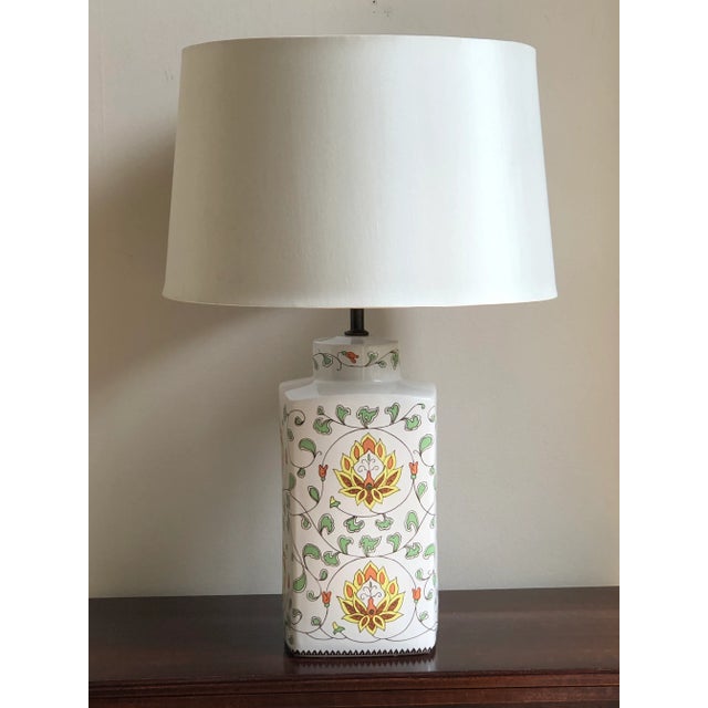 Chinoiserie Vintage Lotus Flower Ceramic Table Lamp For Sale - Image 3 of 13