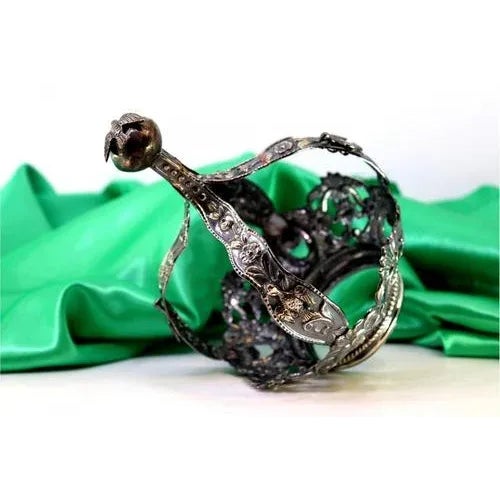 Silver Crown with Reliefs of Acanthus Leaves For Sale - Image 3 of 9