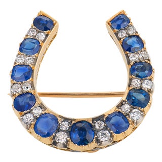 Late 19th Century Victorian 9.20 Carat Sapphire Diamond 18k Yellow Gold Silver Horseshoe Brooch For Sale