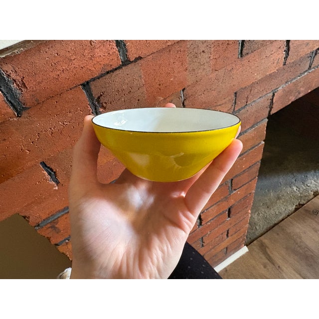 Vintage Yellow Enamel Bowls Set of 2 – Mid Century Kitchenware For Sale - Image 4 of 12