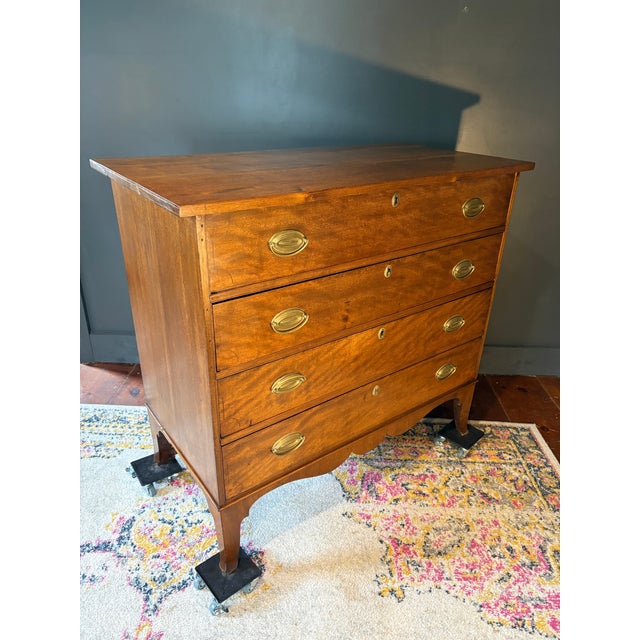 Hepplewhite Late 18th Century American Hepplewhite Chest of Drawers For Sale - Image 3 of 9
