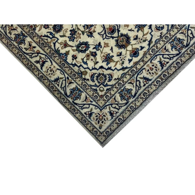 Hand-Knotted Middle Eastern Keshan Rug in Sheep's Wool For Sale - Image 4 of 6